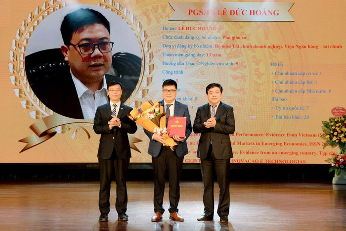 Phó giáo sư, Tiến sĩ Lê Đức Hoàng (đứng giữa) trong lễ bổ nhiệm chức danh Phó giáo sư do Trường Đại học Kinh tế Quốc dân tổ chức (Ảnh: NVCC) t7-1024x683.jpg