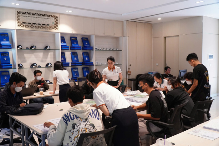 Sinh viên Trường Đại học Bách khoa được hỗ trợ làm thủ tục vay vốn. Ảnh: NTCC. z5749728141484_e54977d318aa2cdaaf0f01b63ab75c8f.jpg