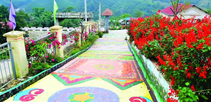 Con đường “thổ cẩm” dài 39m trong khuôn viên Trường Phổ thông dân tộc bán trú Tiểu học và Trung học cơ sở Hầu Thào. Ảnh: NTCC 3 (1).jpg