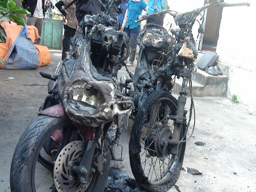 Hai chiếc xe bị cháy đen - Ảnh Kinh Bắc Và chỉ còn trơ bộ khung - Ảnh Kinh Bắc