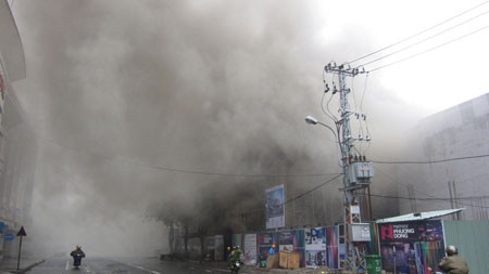 Đà Nẵng: Cháy lớn công trình vũ trường Phương Đông ảnh 1