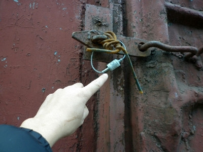 Các toa tàu được niêm phong bằng kẹp chì Các toa tàu được niêm phong bằng kẹp chì