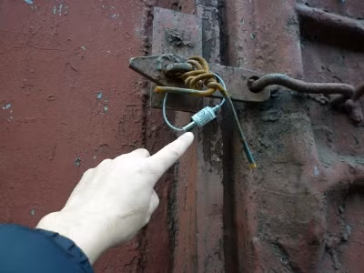 Các toa tàu được niêm phong bằng kẹp chì