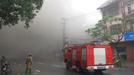 Đà Nẵng: Cháy lớn công trình vũ trường Phương Đông ảnh 3