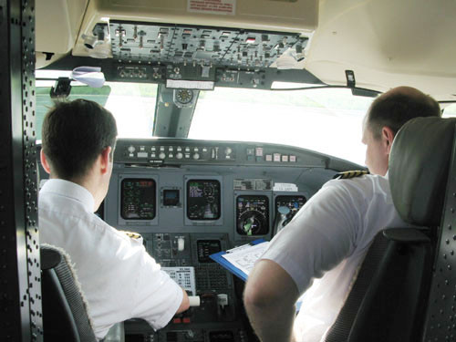 Cơ trưởng và cơ phó đang trong buồng lái máy bay - Ảnh minh hoạ Cơ trưởng và cơ phó đang trong buồng lái máy bay - Ảnh minh hoạ