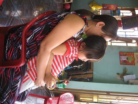 Hai mẹ con cháu D. Hai mẹ con cháu D.