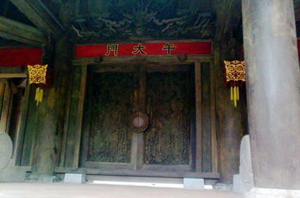 Tam quan Chính điện Lam Kinh được phục dựng theo nguyên mẫu với những cây lim cổ thụ. Quái dị chuyện cây lim khổng lồ 600 tuổi... tự tử!