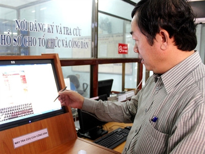 Người dân tra cứu thông tin tại cơ quan hành chính Ảnh: Nguyễn Huy. Người dân tra cứu thông tin tại cơ quan hành chính Ảnh: Nguyễn Huy.