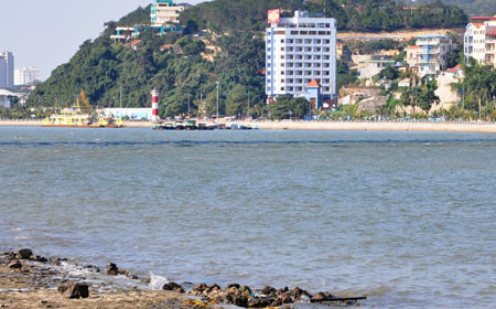 Vị trí được xác định là nơi thuyền gỗ của vợ chồng anh Kiên bị tàu lạ đâm.