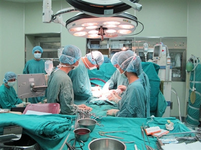 Các bác sĩ phẫu thuật tim cho bệnh nhân Vũ Đình L.