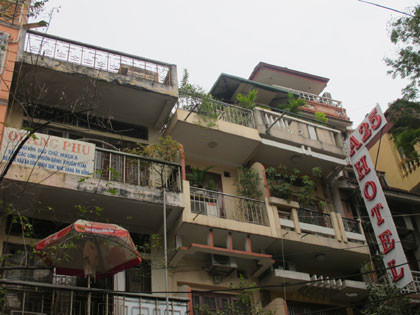 Ngôi nhà cao tầng - nơi chị Huyền thoát ra từ ban công để trèo sang những nhà bên cạnh Ngôi nhà cao tầng - nơi chị Huyền thoát ra từ ban công để trèo sang những nhà bên cạnh