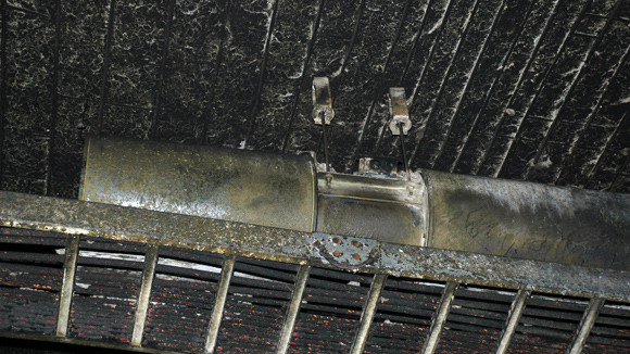 Trần tầng hầm bị lửa nung trơ lõi thép Trần tầng hầm bị lửa nung trơ lõi thép