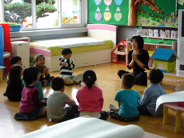 Từ 15.12.2011, giáo viên mầm non hợp đồng được hưởng lương từ ngân sách. Ảnh: minh họa