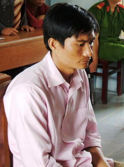 Hôn vợ bạn, bị chém gần cụt bàn tay ảnh 1 Hôn vợ bạn, bị chém gần cụt bàn tay ảnh 1
