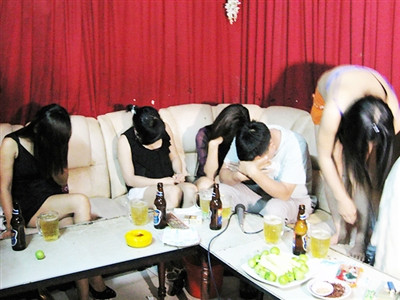 Tiếp viên và khách bị bắt quả tang tại quán 72. Ảnh: Tiền Phong