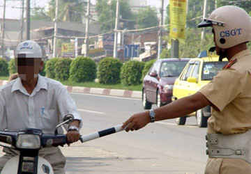 Theo điều lệnh, CSGT phải chào dân trước khi kiểm tra giấy tờ. Ảnh: HTD Theo điều lệnh, CSGT phải chào dân trước khi kiểm tra giấy tờ. Ảnh: HTD