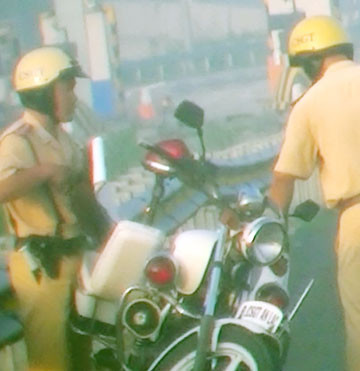 CSGT: "Ê mày, không nộp tiền thì nghỉ chạy xe đi" ảnh 2