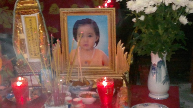 Rơi nước mắt chuyện bé 3 tuổi che em khỏi ong đốt bị tử vong ảnh 2 Bàn thờ bé Tâm