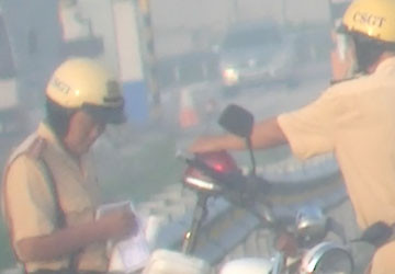 CSGT: "Ê mày, không nộp tiền thì nghỉ chạy xe đi" ảnh 3