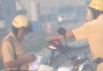 CSGT: "Ê mày, không nộp tiền thì nghỉ chạy xe đi" ảnh 3 CSGT: "Ê mày, không nộp tiền thì nghỉ chạy xe đi" ảnh 3