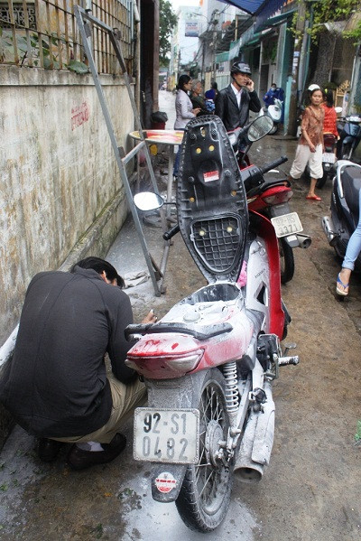 Xe Honda tắt máy, bất ngờ phát tiếng nổ, bốc khói ảnh 1 Xe chị Hân sau khi được dập lửa kịp thời