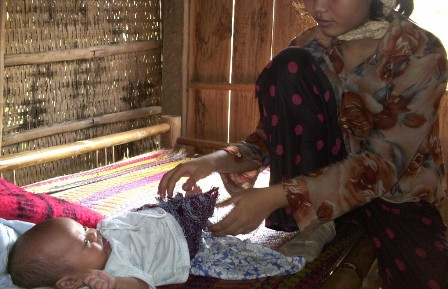 Cô bé 14 tuổi đã phải làm mẹ.