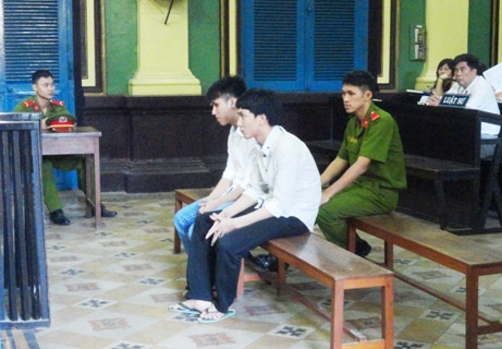 Hai bị cáo tại phiên tòa