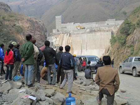 Hàng chục người ngóng tin nạn nhân bên chân công trình Thuỷ điện Suối Sập 1.