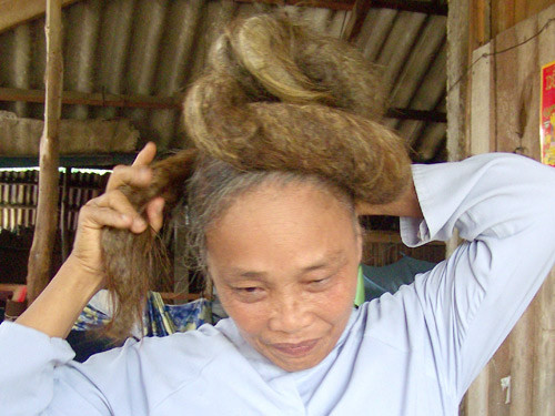 Người có búi tóc nặng gần 3 kg ảnh 1 Người có búi tóc nặng gần 3 kg ảnh 1