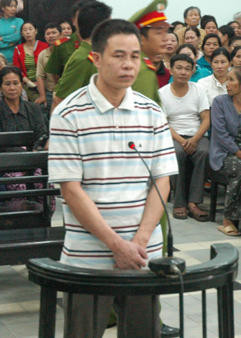 Trần Văn Ban tại phiên xét xử sơ thẩm tại Nha Trang. Trần Văn Ban tại phiên xét xử sơ thẩm tại Nha Trang.