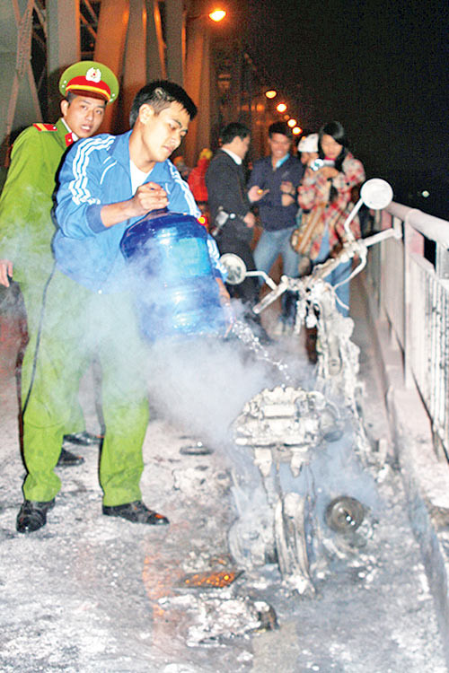 Vụ cháy xe máy trên cầu Chương Dương ngày 12.12 - Ảnh: Ngọc Thắng Vụ cháy xe máy trên cầu Chương Dương ngày 12.12 - Ảnh: Ngọc Thắng