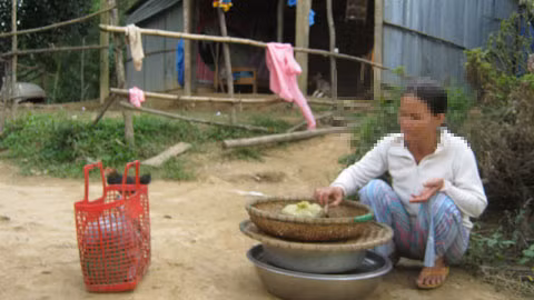 Bà Ngọc đã tới tuổi 55 vẫn phải nuôi con và “cháu ngoại”.