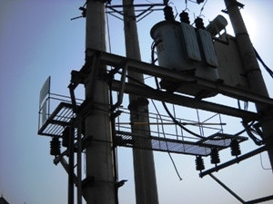 Vị trí đặt trạm biến áp "chỏng chơ" mỗi khung giá đỡ. (Ảnh: Sơn Bách/Vietnam+) Vị trí đặt trạm biến áp "chỏng chơ" mỗi khung giá đỡ. (Ảnh: Sơn Bách/Vietnam+)