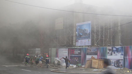 Đà Nẵng: Cháy lớn công trình vũ trường Phương Đông ảnh 4