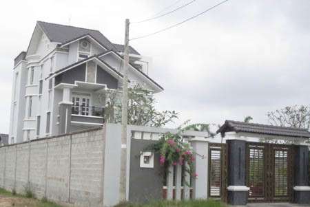 Nhà của cán bộ tỉnh Long An là mục tiêu “ưu tiên” của bọn trộm (trong ảnh là nhà ông Dương Quốc Xuân - Phó Bí thư Tỉnh ủy Long An). Nhà của cán bộ tỉnh Long An là mục tiêu “ưu tiên” của bọn trộm (trong ảnh là nhà ông Dương Quốc Xuân - Phó Bí thư Tỉnh ủy Long An).