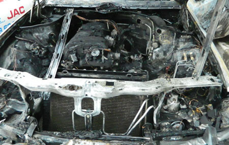 Mặc dù lực lượng cứu hộ đã tích cực ứng cứu... nhưng sau khi dập tắt đám cháy, chiếc xe chỉ còn trơ lại bộ khung Chiếc xe sau vụ cháy chỉ còn lại đống sắt vụn Đám cháy khiến giao thông ách tắc cục bộ gần 1 giờ đồng hồ tại đoạn đường này Mặc dù lực lượng cứu hộ đã tích cực ứng cứu... nhưng sau khi dập tắt đám cháy, chiếc xe chỉ còn trơ lại bộ khung Chiếc xe sau vụ cháy chỉ còn lại đống sắt vụn Đám cháy khiến giao thông ách tắc cục bộ gần 1 giờ đồng hồ tại đoạn đường này