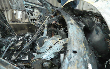 Mặc dù lực lượng cứu hộ đã tích cực ứng cứu... nhưng sau khi dập tắt đám cháy, chiếc xe chỉ còn trơ lại bộ khung Chiếc xe sau vụ cháy chỉ còn lại đống sắt vụn Đám cháy khiến giao thông ách tắc cục bộ gần 1 giờ đồng hồ tại đoạn đường này Mặc dù lực lượng cứu hộ đã tích cực ứng cứu... nhưng sau khi dập tắt đám cháy, chiếc xe chỉ còn trơ lại bộ khung Chiếc xe sau vụ cháy chỉ còn lại đống sắt vụn Đám cháy khiến giao thông ách tắc cục bộ gần 1 giờ đồng hồ tại đoạn đường này