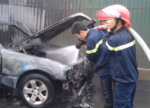 Hiện trường vụ cháy xe Hiện trường vụ cháy xe