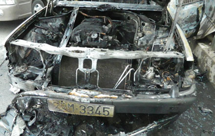 Mặc dù lực lượng cứu hộ đã tích cực ứng cứu... nhưng sau khi dập tắt đám cháy, chiếc xe chỉ còn trơ lại bộ khung Chiếc xe sau vụ cháy chỉ còn lại đống sắt vụn Đám cháy khiến giao thông ách tắc cục bộ gần 1 giờ đồng hồ tại đoạn đường này Mặc dù lực lượng cứu hộ đã tích cực ứng cứu... nhưng sau khi dập tắt đám cháy, chiếc xe chỉ còn trơ lại bộ khung Chiếc xe sau vụ cháy chỉ còn lại đống sắt vụn Đám cháy khiến giao thông ách tắc cục bộ gần 1 giờ đồng hồ tại đoạn đường này