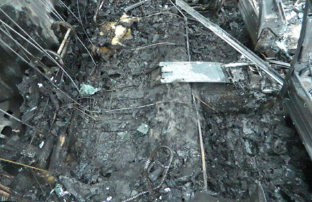 Mặc dù lực lượng cứu hộ đã tích cực ứng cứu... nhưng sau khi dập tắt đám cháy, chiếc xe chỉ còn trơ lại bộ khung Chiếc xe sau vụ cháy chỉ còn lại đống sắt vụn Đám cháy khiến giao thông ách tắc cục bộ gần 1 giờ đồng hồ tại đoạn đường này Mặc dù lực lượng cứu hộ đã tích cực ứng cứu... nhưng sau khi dập tắt đám cháy, chiếc xe chỉ còn trơ lại bộ khung Chiếc xe sau vụ cháy chỉ còn lại đống sắt vụn Đám cháy khiến giao thông ách tắc cục bộ gần 1 giờ đồng hồ tại đoạn đường này