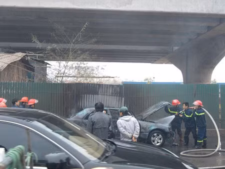 Mặc dù lực lượng cứu hộ đã tích cực ứng cứu... nhưng sau khi dập tắt đám cháy, chiếc xe chỉ còn trơ lại bộ khung Chiếc xe sau vụ cháy chỉ còn lại đống sắt vụn Đám cháy khiến giao thông ách tắc cục bộ gần 1 giờ đồng hồ tại đoạn đường này