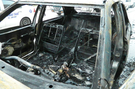 Mặc dù lực lượng cứu hộ đã tích cực ứng cứu... nhưng sau khi dập tắt đám cháy, chiếc xe chỉ còn trơ lại bộ khung Chiếc xe sau vụ cháy chỉ còn lại đống sắt vụn Đám cháy khiến giao thông ách tắc cục bộ gần 1 giờ đồng hồ tại đoạn đường này Mặc dù lực lượng cứu hộ đã tích cực ứng cứu... nhưng sau khi dập tắt đám cháy, chiếc xe chỉ còn trơ lại bộ khung Chiếc xe sau vụ cháy chỉ còn lại đống sắt vụn Đám cháy khiến giao thông ách tắc cục bộ gần 1 giờ đồng hồ tại đoạn đường này