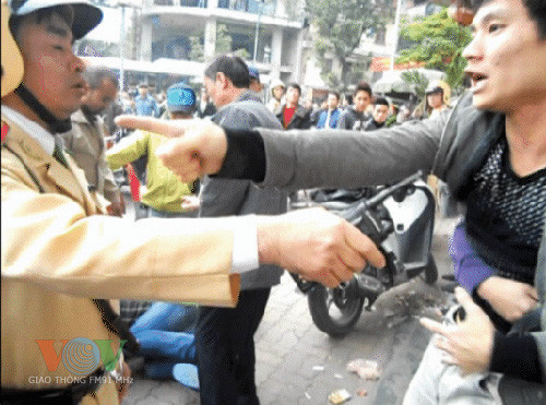 Nam thanh niên luôn miệng xúc phạm, thách thức Tổ công tác (Ảnh chụp từ clip) Nam thanh niên luôn miệng xúc phạm, thách thức Tổ công tác (Ảnh chụp từ clip)