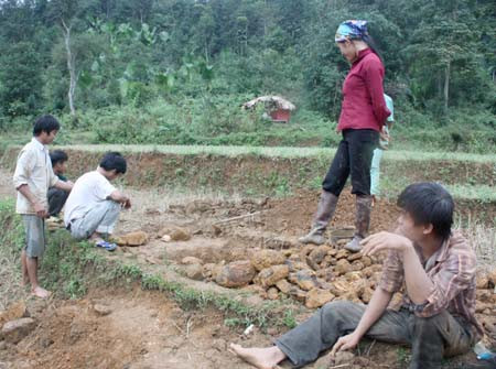 Người dân đào vàn tại Bản Khè. d