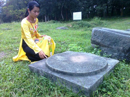 Gốc cây lim vừa khít với tiết diện tảng kê chân cột này. Quái dị chuyện cây lim khổng lồ 600 tuổi... tự tử!