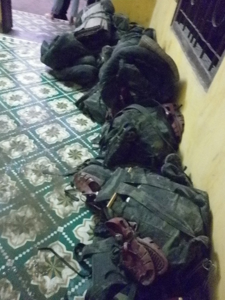 Tư trang của các chiến sỹ được vớt đưa vào bờ Tư trang của các chiến sỹ được vớt đưa vào bờ