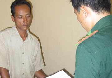 Danh Thanh Phương nghe đọc quyết định tạm giữ tang vật. Ảnh: K.GIANG Danh Thanh Phương nghe đọc quyết định tạm giữ tang vật. Ảnh: K.GIANG