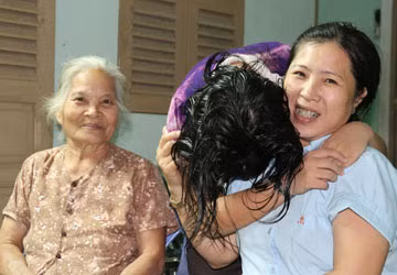 Nỗi vui mừng khôn tả trong ngày Kiều gặp lại mẹ và bà. Ảnh: CTV Nỗi vui mừng khôn tả trong ngày Kiều gặp lại mẹ và bà. Ảnh: CTV