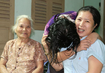 Nỗi vui mừng khôn tả trong ngày Kiều gặp lại mẹ và bà. Ảnh: CTV Nỗi vui mừng khôn tả trong ngày Kiều gặp lại mẹ và bà. Ảnh: CTV