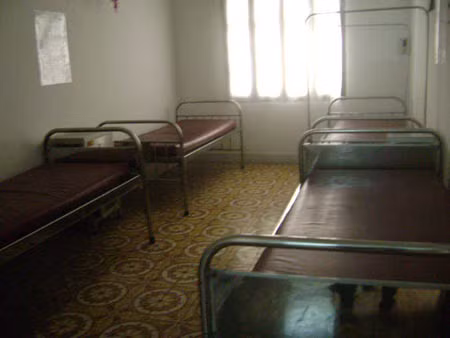 Nhà hộ sinh ở Hà Nội đang trống trơn.